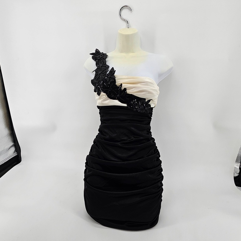 Black & Ivory One Shoulder Ruched Formal Party Dress Size 1‎ Mardi Gras Prom - Picture 2 of 10